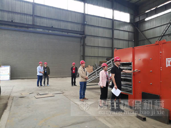 外商參觀網(wǎng)帶式烘干機