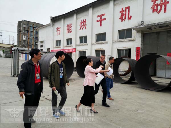 外商在廠區(qū)考察