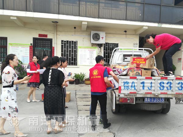 市工會(huì)到企業(yè)夏送清涼