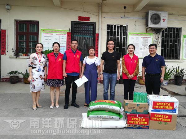 公司領(lǐng)導(dǎo)與工會(huì)領(lǐng)導(dǎo)合影